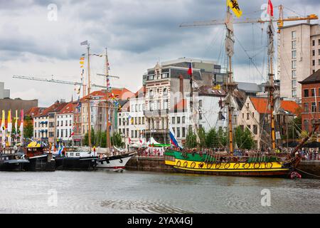 Antwerpen, Belgien - 12. Juli 2010 : Schiffe legen in Bonapartedok an, landeinwärts bis zum Dock am Fluss Schelde. Kommerzielle und große Schiffe legten während einer Stadtshow an. Stockfoto