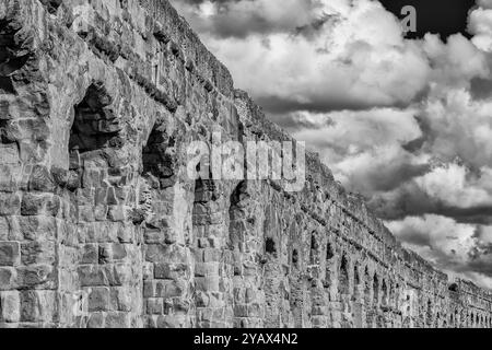 Ruinen des antiken römischen Aquädukts im öffentlichen Park von Rom mit wunderschönen Wolken (Schwarz-weiß) Stockfoto