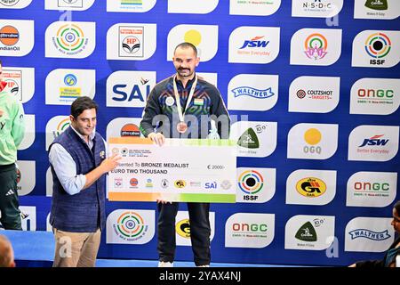 Delhi, INDIEN. Oktober 2024. Akhil Sheoran aus Indien gewann die Bronzemedaille im Finale der 50M Rifle 3 Positions Men im Finale der ISSF-Weltmeisterschaft 2024 in Delhi, INDIEN. Quelle: Ranjith Kumar/Alamy Live News. Stockfoto