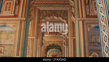 Jaipur, Rajasthan, Indien. Patrika Gate am Jawahar Circle. Innen, viele bunte Ornamente an alten Wänden. Old Pink City Stockfoto