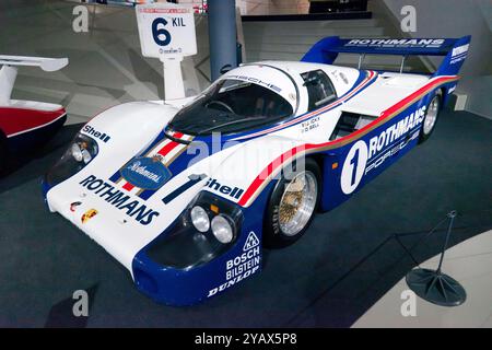 Dreiviertel-Vorderansicht des Rothmans Porsche 956, Sieger des 24-Stunden-Rennens von Le Mans 1982. Stockfoto