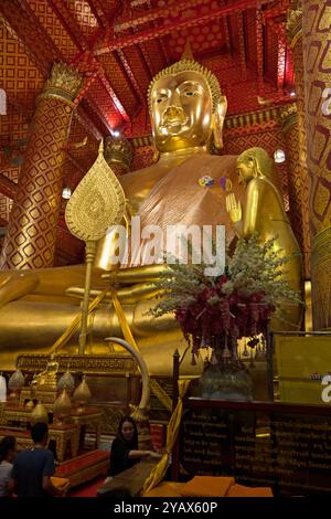 Blick auf den Wat Phanan Choeng Tempel in Ayutthaya, Thailand, Asien. Thailändisches religiöses Gebäude und buddhistischer Schrein mit Statue des riesigen goldenen Buddha Stockfoto