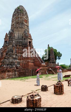 Blick auf den Wat Chaiwatthanaram Tempel in Ayutthaya, Thailand, Asien. Thailändisches religiöses Gebäude und buddhistischer Schrein mit Touristen Stockfoto