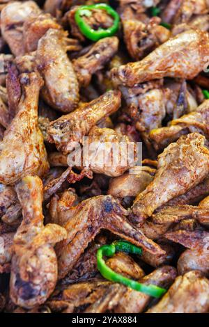 Hähnchenflügel und Drumsticks mit Peri-Peri-Sauce und grüner Paprika Stockfoto