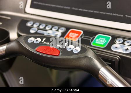 Laufband im Fitnessstudio, Nahaufnahme an den Griffen und dem Bedienfeld Stockfoto