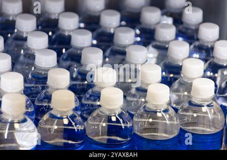 Gruppe gelagerter Flaschen mit stillem Wasser, Modell Stockfoto