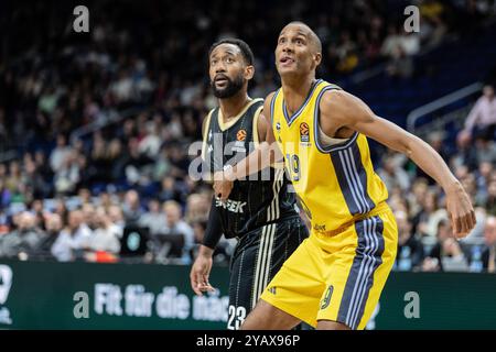 Berlin, Deutschland. Oktober 2024. Louis Olinde (R) von Alba Berlin und David Lighty (L) von LDLC ASVEL Villeurbanne in der dritten Runde der regulären Saison 2024/2025 der Turkish Airlines Euroleague zwischen Alba Berlin und LDLC ASVEL Villeurbanne in Uber Arena. Endpunktzahl: Alba Berlin 84:79 LDLC ASVEL Villeurbanne. Quelle: SOPA Images Limited/Alamy Live News Stockfoto