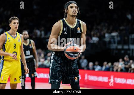 Berlin, Deutschland. Oktober 2024. Neal Sako von LDLC ASVEL Villeurbanne in der dritten Runde der regulären Saison 2024/2025 der Turkish Airlines Euroleague zwischen Alba Berlin und LDLC ASVEL Villeurbanne in Uber Arena. Endpunktzahl: Alba Berlin 84:79 LDLC ASVEL Villeurbanne. Quelle: SOPA Images Limited/Alamy Live News Stockfoto