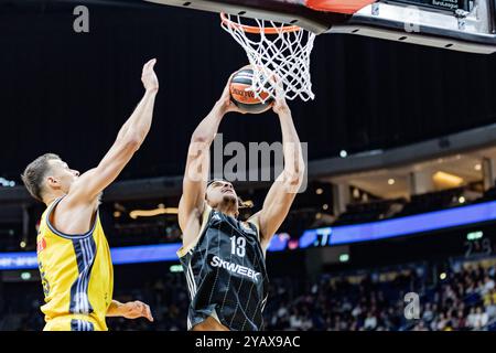Berlin, Deutschland. Oktober 2024. Matteo Spagnolo (C) von Alba Berlin in der dritten Runde der regulären Saison 2024/2025 der Turkish Airlines Euroleague zwischen Alba Berlin und LDLC ASVEL Villeurbanne in der Uber Arena. Endpunktzahl: Alba Berlin 84:79 LDLC ASVEL Villeurbanne. Quelle: SOPA Images Limited/Alamy Live News Stockfoto
