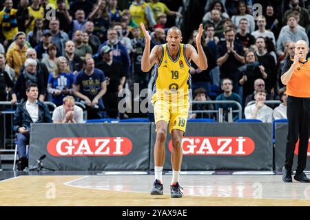 Berlin, Deutschland. Oktober 2024. Louis Olinde von Alba Berlin wurde in Runde 3 der regulären Saison 2024/2025 zwischen Alba Berlin und LDLC ASVEL Villeurbanne in Uber Arena im Einsatz gesehen. Endpunktzahl: Alba Berlin 84:79 LDLC ASVEL Villeurbanne. Quelle: SOPA Images Limited/Alamy Live News Stockfoto