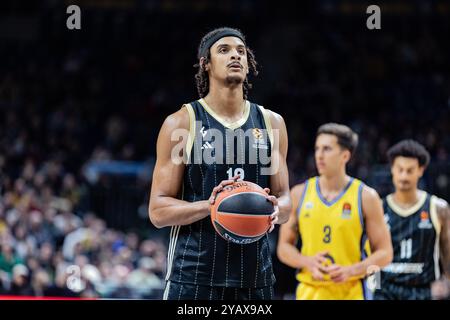 Berlin, Deutschland. Oktober 2024. Neal Sako von LDLC ASVEL Villeurbanne in der dritten Runde der regulären Saison 2024/2025 der Turkish Airlines Euroleague zwischen Alba Berlin und LDLC ASVEL Villeurbanne in Uber Arena. Endpunktzahl: Alba Berlin 84:79 LDLC ASVEL Villeurbanne. Quelle: SOPA Images Limited/Alamy Live News Stockfoto