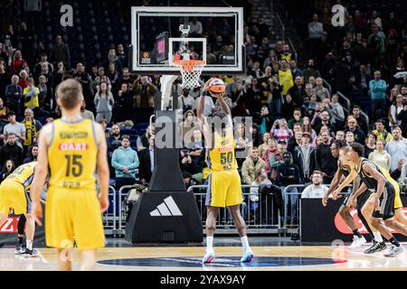 Berlin, Deutschland. Oktober 2024. Trevion Williams (C) von Alba Berlin in der dritten Runde der regulären Saison 2024/2025 der Turkish Airlines Euroleague zwischen Alba Berlin und LDLC ASVEL Villeurbanne in der Uber Arena. Endpunktzahl: Alba Berlin 84:79 LDLC ASVEL Villeurbanne. Quelle: SOPA Images Limited/Alamy Live News Stockfoto