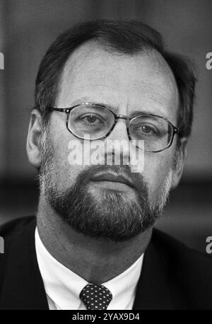 Deutschland, Bonn 18.04.1994 Archiv.: 47 -05-35 für Ihr Archiv Foto: Rudolf Scharping, SPD-Bundesvorsitzender für Ihr Archiv *** Deutschland, Bonn 18 04 1994 Archiv 47 05 35 für Ihr Archiv Foto Rudolf Scharping, SPD-Bundesvorsitzender für Ihr Archiv Stockfoto