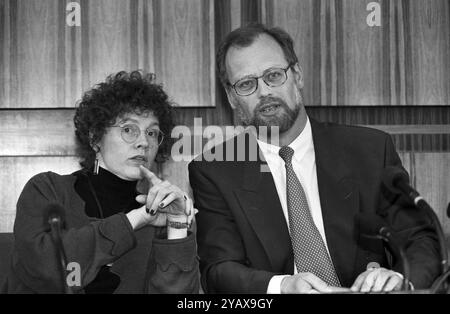 Deutschland, Bonn 18.04.1994 Archiv.: 47 30.06.2019 für Ihr Archiv Foto: Rudolf Scharping, SPD-Bundesvorsitzender und Dagmar Weibisch, SPD-Sprecherin für Ihr Archiv *** Deutschland, Bonn 18 04 1994 Archiv 47 06 30 für Ihr Archiv Foto Rudolf Scharping, SPD-Bundesvorsitzender und Dagmar Weibisch, SPD-Sprecherin für Ihr Archiv Stockfoto