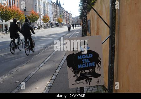 Kopenhagen/Dänemark/15. Oktober 2024/ Verkehrssicherheitsschild für Biker Halten Sie sich rechts oder halten Sie bis Heoje auf der Neorregade im neorrebro-Viertel von Kopenhagen. (Foto. Francis Joseph Dean/Dean Pictures) (nicht für kommerzielle Zwecke) Stockfoto