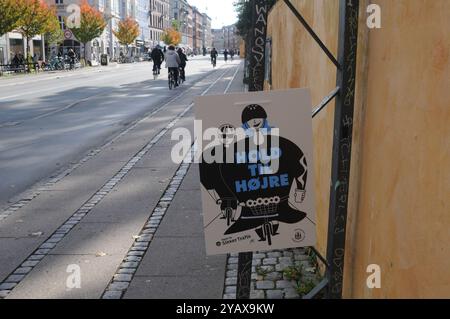 Kopenhagen/Dänemark/15. Oktober 2024/ Verkehrssicherheitsschild für Biker Halten Sie sich rechts oder halten Sie bis Heoje auf der Neorregade im neorrebro-Viertel von Kopenhagen. (Foto. Francis Joseph Dean/Dean Pictures) (nicht für kommerzielle Zwecke) Stockfoto