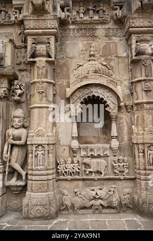 Schnitzereien an der Außenwand des Trishund Ganapati Tempels, Pune, Maharshtra, Indien Stockfoto