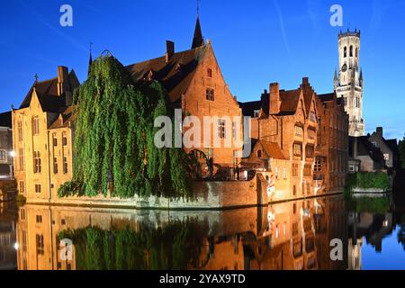 Rosary Quay in der Altstadt von Brügge, Belgien. Brügge Stadtbild Dock des Rosenkranzes (Rozenhoedkaai) und Belfort (Glockenturm) Turm und mittelalterliche Häuser in der Nähe Stockfoto