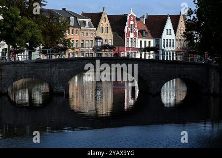Altstadt von Brügge, Belgien. Brügge Stadtbild mit Brücke und Kanal. Mittelalterliche Häuser und der Kanal in Brügge (Brügge). Stockfoto
