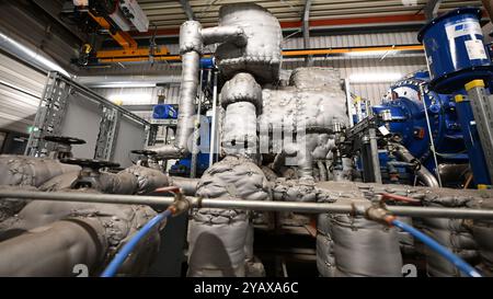 THEMENBILD - Projekt "die Zukunft erfassen": Illustration der Biomasse-KWK-Anlage, Aufnahme in der Biomasse-KWK-Anlage in Ybbs, Österreich, 14. Juni 2024. Dampfturbinenanlage mit Elin-Generator zur Erzeugung von Ökostrom aus Biomasse - 20240614 PD25880 Stockfoto