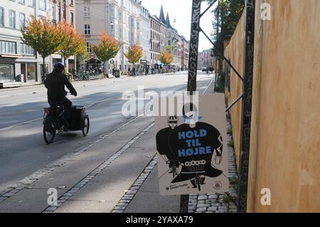 Kopenhagen/Dänemark/15. Oktober 2024/ Verkehrssicherheitsschild für Biker Halten Sie sich rechts oder halten Sie bis Heoje auf der Neorregade im neorrebro-Viertel von Kopenhagen. Foto. Bilder von Francis Joseph Dean/Dean sind nicht für kommerzielle Zwecke bestimmt Stockfoto