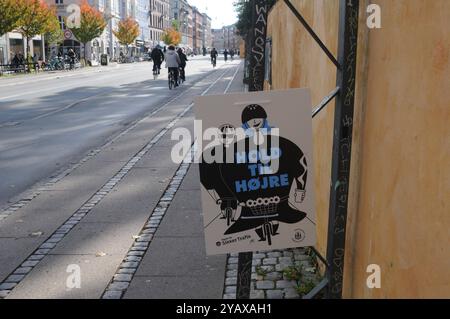 Kopenhagen/Dänemark/15. Oktober 2024/ Verkehrssicherheitsschild für Biker Halten Sie sich rechts oder halten Sie bis Heoje auf der Neorregade im neorrebro-Viertel von Kopenhagen. Foto. Bilder von Francis Joseph Dean/Dean sind nicht für kommerzielle Zwecke bestimmt Stockfoto