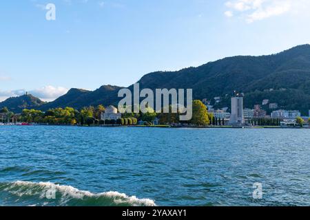 Europa Italien Stadt Como ein Blick auf das Denkmal für Alessandro Volta (links) und das Kriegsdenkmal für die gefallenen Söhne von Como Stockfoto