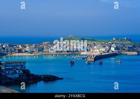 Eine sich nähernde Nebelbank und die Sonne am späten Nachmittag erzeugen ein seltsames Licht über St. Ives, Cornwall. Stockfoto