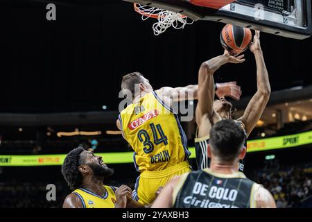 Justin Bean (L) von Alba Berlin und Neal Sako (L) von LDLC ASVEL Villeurbanne in der dritten Runde der regulären Saison 2024/2025 der Turkish Airlines Euroleague zwischen Alba Berlin und LDLC ASVEL Villeurbanne in Uber Arena. Endpunktzahl: Alba Berlin 84:79 LDLC ASVEL Villeurbanne. (Foto: Nicholas Müller / SOPA Images/SIPA USA) Stockfoto