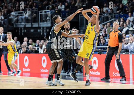 Berlin, Deutschland. Oktober 2024. Louis Olinde (R) von Alba Berlin und Theo Maledon (L) von LDLC ASVEL Villeurbanne in der dritten Runde der regulären Saison 2024/2025 der Turkish Airlines Euroleague zwischen Alba Berlin und LDLC ASVEL Villeurbanne in Uber Arena. Endpunktzahl: Alba Berlin 84:79 LDLC ASVEL Villeurbanne. (Foto: Nicholas Müller/SOPA Images/SIPA USA) Credit: SIPA USA/Alamy Live News Stockfoto