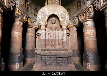 Ajanta Höhle 19: Innere Stupa mit standing Buddha und dreifach Regenschirm oder Harmika Aurangabad, Maharashtra, Indien. Stockfoto