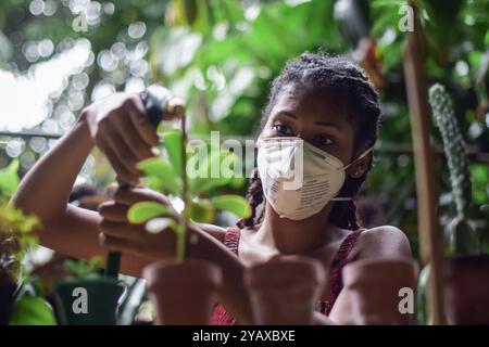 Junge afro-lateinische Frau, die eine Gesichtsmaske trägt Stockfoto