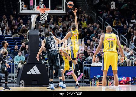 Berlin, Deutschland. Oktober 2024. Matteo Spagnolo (C) von Alba Berlin in der dritten Runde der regulären Saison 2024/2025 der Turkish Airlines Euroleague zwischen Alba Berlin und LDLC ASVEL Villeurbanne in der Uber Arena. Endpunktzahl: Alba Berlin 84:79 LDLC ASVEL Villeurbanne. (Foto: Nicholas Müller/SOPA Images/SIPA USA) Credit: SIPA USA/Alamy Live News Stockfoto