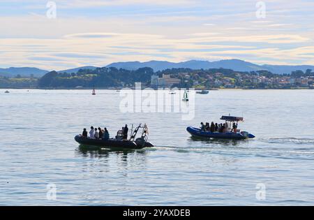 Blick auf die Bucht vom Kunstzentrum Botin Centre mit zwei touristischen starren Schlauchbooten, die an einem ruhigen Morgen vorbeifahren Santander Cantabria Spanien Stockfoto