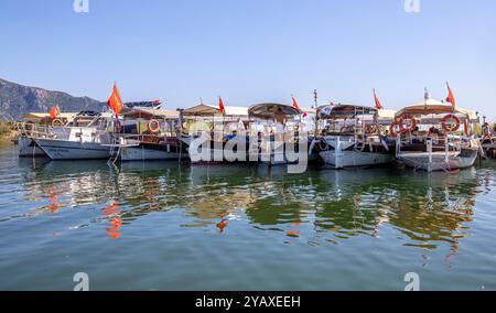 Touristenboote am Strand iztuzu in der Nähe von Dalyan in der Türkei Stockfoto