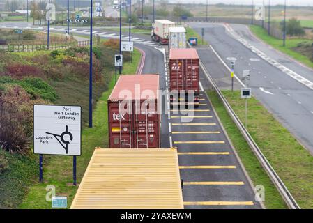 DP World London Gateway Port in Stanford le Hope, Essex, Großbritannien. Containerfahrzeuge für schwere Lastkraftwagen, die zum Hafen Nummer 1 in London Gateway & Logistikpark fahren Stockfoto