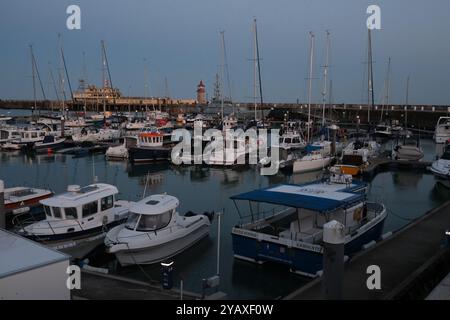 Ramsgate, Großbritannien - 11. Oktober 2024 - Blick über den Hafen und den Jachthafen von Ramsgate mit Segelyachten und Handelsbooten. Stockfoto