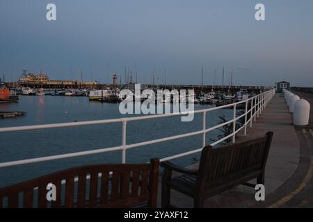 Ramsgate, Großbritannien - 11. Oktober 2024 - Blick über den Hafen und den Jachthafen von Ramsgate mit Segelyachten und Handelsbooten. Stockfoto