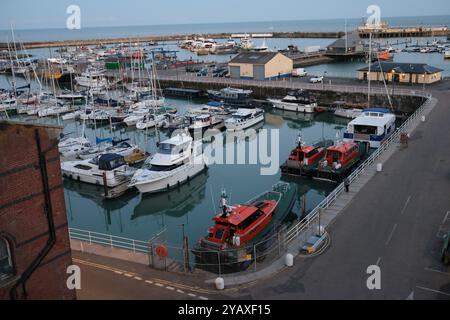 Ramsgate, Großbritannien - 11. Oktober 2024 - Blick über den Hafen und den Jachthafen von Ramsgate mit Segelyachten und Pilotenbooten. Stockfoto