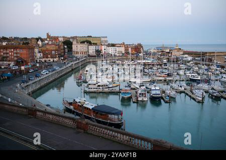 Ramsgate, Großbritannien - 11. Oktober 2024 - Blick über den Hafen und den Jachthafen von Ramsgate mit Segelyachten und Handelsbooten. Stockfoto