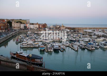 Ramsgate, Großbritannien - 11. Oktober 2024 - Blick über den Hafen und den Jachthafen von Ramsgate mit Segelyachten und Handelsbooten. Stockfoto