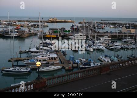 Ramsgate, Großbritannien - 11. Oktober 2024 - Blick über den Hafen und den Jachthafen von Ramsgate mit Segelyachten und Handelsbooten. Stockfoto