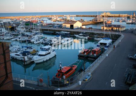 Ramsgate, Großbritannien - 11. Oktober 2024 - Blick über den Hafen und den Jachthafen von Ramsgate mit Segelyachten und Pilotenbooten. Stockfoto