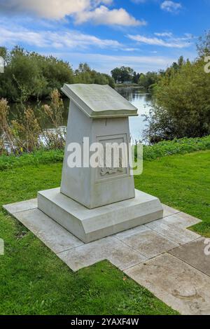 Eine Gedenkstätte für ehemalige Schüler des Cheltenham College am National Memorial Arboretum, Alrewas bei Lichfield, Staffordshire, England, Großbritannien Stockfoto