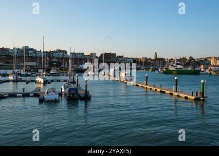 Ramsgate, Großbritannien - 11. Oktober 2024 - Blick über den Hafen und den Jachthafen von Ramsgate mit Segelyachten und Handelsbooten. Stockfoto