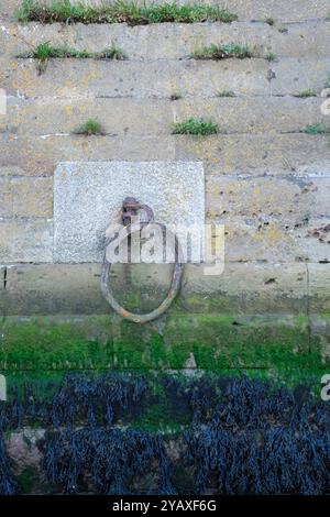 Ramsgate, Großbritannien - 11. Oktober 2024 - eine alte verrostete Anlegestelle in einem Hafen Stockfoto