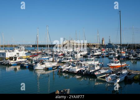 Ramsgate, Großbritannien - 11. Oktober 2024 - Blick über den Hafen und den Jachthafen von Ramsgate mit Segelyachten und Handelsbooten. Stockfoto