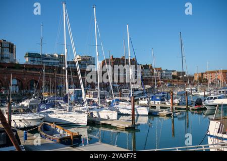 Ramsgate, Großbritannien - 11. Oktober 2024 - Blick über den Hafen und den Jachthafen von Ramsgate mit Segelyachten und Handelsbooten. Stockfoto