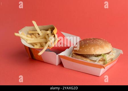 London, Großbritannien, 14. Oktober 2024:- Eine Ansicht eines McDonalds Big Mac und Medium Fires vor rotem Hintergrund Stockfoto