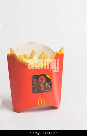 London, Großbritannien, 14. Oktober 2024:- Ein Blick auf einen McDonalds vor weißem Hintergrund Stockfoto